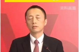 梅西场边看儿子训练，寒风中戴着帽子旁边放着马黛茶？