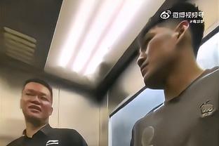 当时发生了什么？昔日中国足球少年坐着和梅西握手